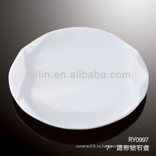 Высокая белая фарфоровая тарелка